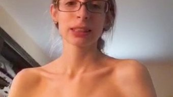 一个拥有惊人乳房的聪明女孩