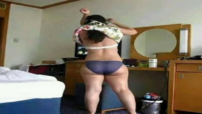 印度熟女被继子的朋友狠狠操的自制视频