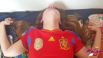 一个兴奋的年轻西班牙...