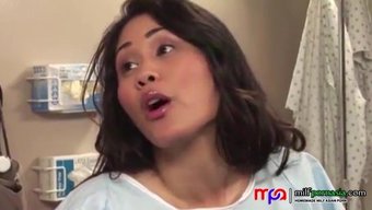美丽的医生给他的病人...