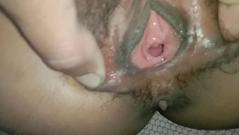 紧身少女被男友用手指...