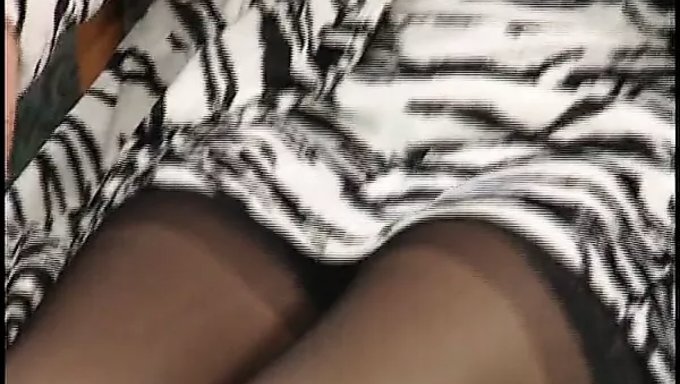 年轻的德国女人享受口交,并从彼此的身体中获得快感
