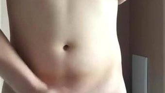 业余变性人在淋浴间脱衣服