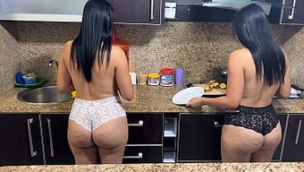 成熟的继母和继阿姨穿...