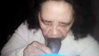 成熟的业余爱好者享受...