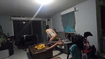 棕色头发的熟女口交并...
