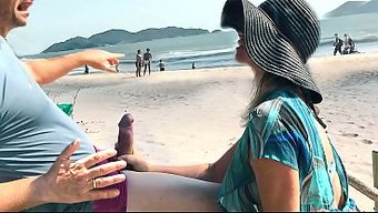 一个女人在街上干着,...