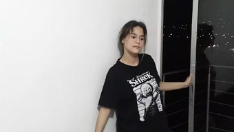 少女继妹在阳台上被继兄操