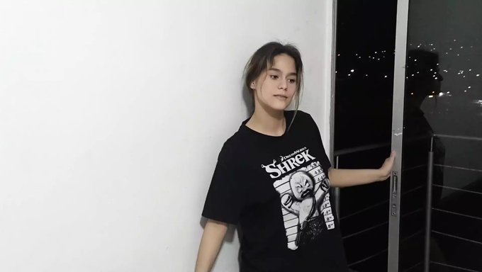 少女继妹在阳台上被继兄操