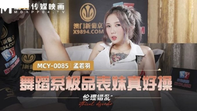 出轨的兄弟被他的亚洲继妹从后面粗暴地操