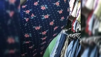 与墨西哥熟女在她家里...