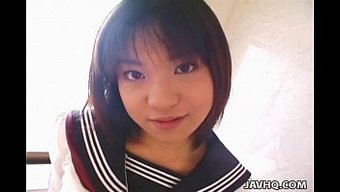 美丽的亚洲少女在未经...
