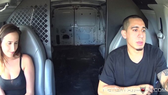 Ashley Adams被一个阳具丰满的黑人公马救出