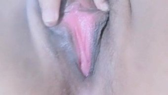 独自的女孩用手指自慰
