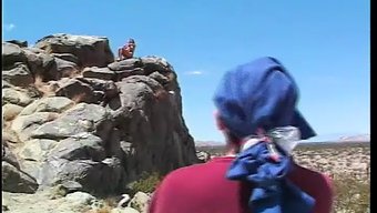 曲线美的金发女郎被山...