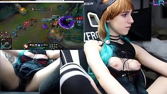 少女玩英雄联盟,在网...
