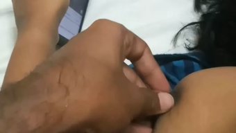 18岁的印度女孩与汤...