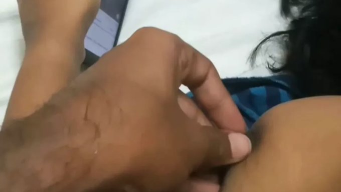 18岁的印度女孩与汤姆享受感性的按摩和口交