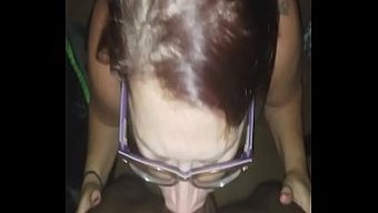 金发少女在工作前给性感口交
