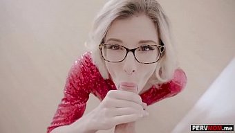 成熟女人在圣诞节吞下...