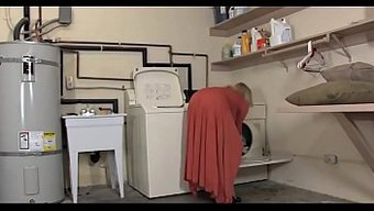 性感的成熟女人带着淫...