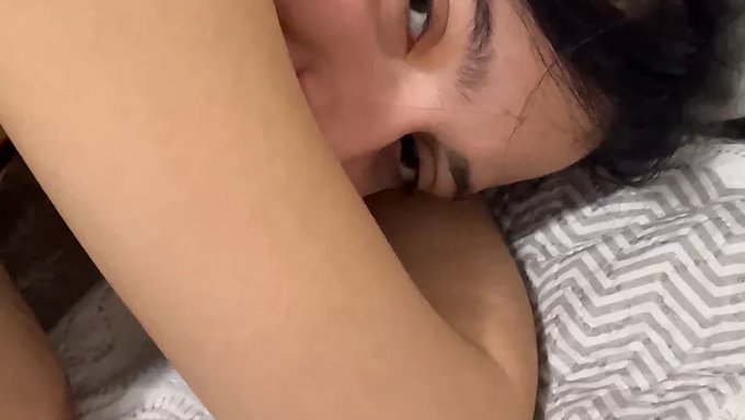 小个子青少年在硬核视频中被大鸡巴操屁股和阴道