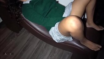年轻女学生的课后口交和中出