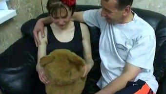 少女(19+)被继父...