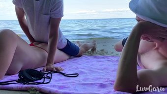 欧洲情侣在海滩上进行...