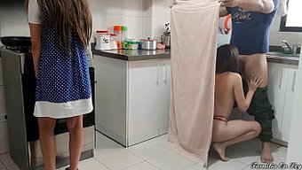 不忠的妻子在厨房里和...