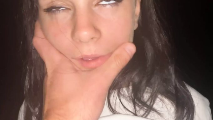 18岁的女孩被路边的同伴用狗式粗暴地操