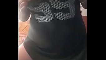 感性的智利熟女,大胸部