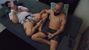 我和继妹用电视放松,...