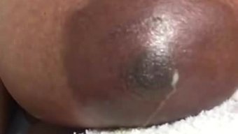 非洲美女在自制视频中...