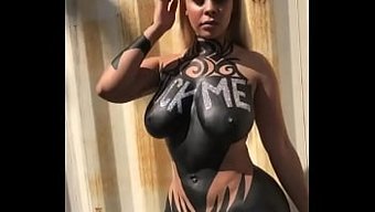 裸体视频中的大自然乳...