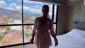 熟女被她的airbn...