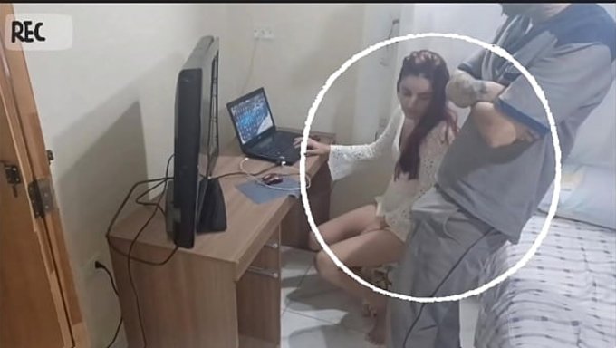 维修人员检查家庭主妇的洞,当他完成。