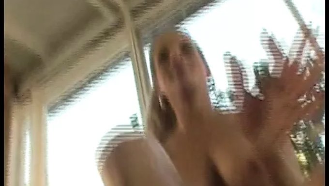 欧洲大胸部美女被舔屁股和操屁股