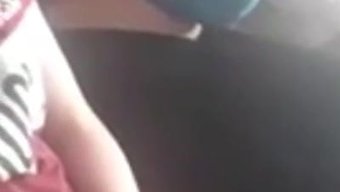 年轻女孩在热门视频中...