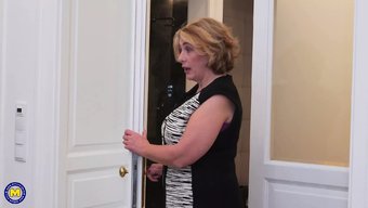 大奶妈妈被内射惊喜