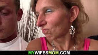 小胸熟女妈妈从后面被...