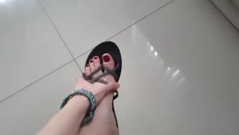 人字拖和脚:感性的玩耍时间
