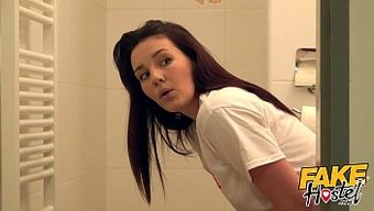 熟女和少女在假宿舍里狂野