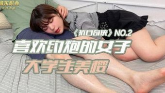 惊人的大学女孩在po...
