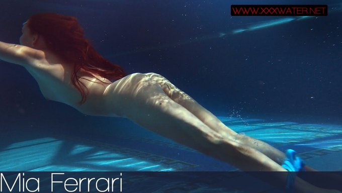 Mia Ferrari,一个惊人的年轻俄罗斯女孩,穿着比基尼展示她的身体