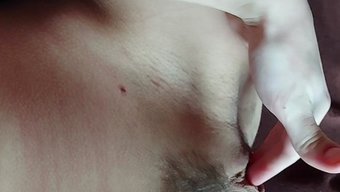 穿着内衣的兴奋少女给...