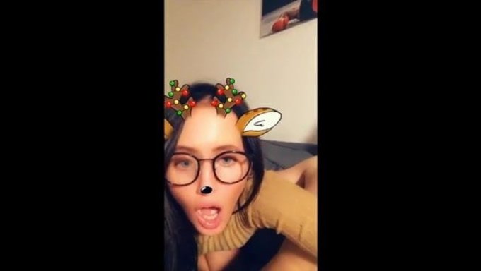 观看bambi在这个热门视频中给一个性感的口交