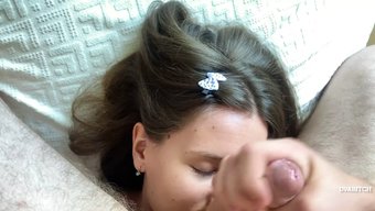 欧洲少女含着阴茎吞下精液