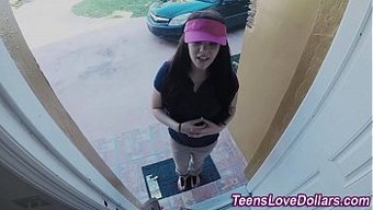 真正的少女接受了面部射精