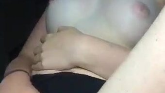 业余女孩在自制视频中自慰